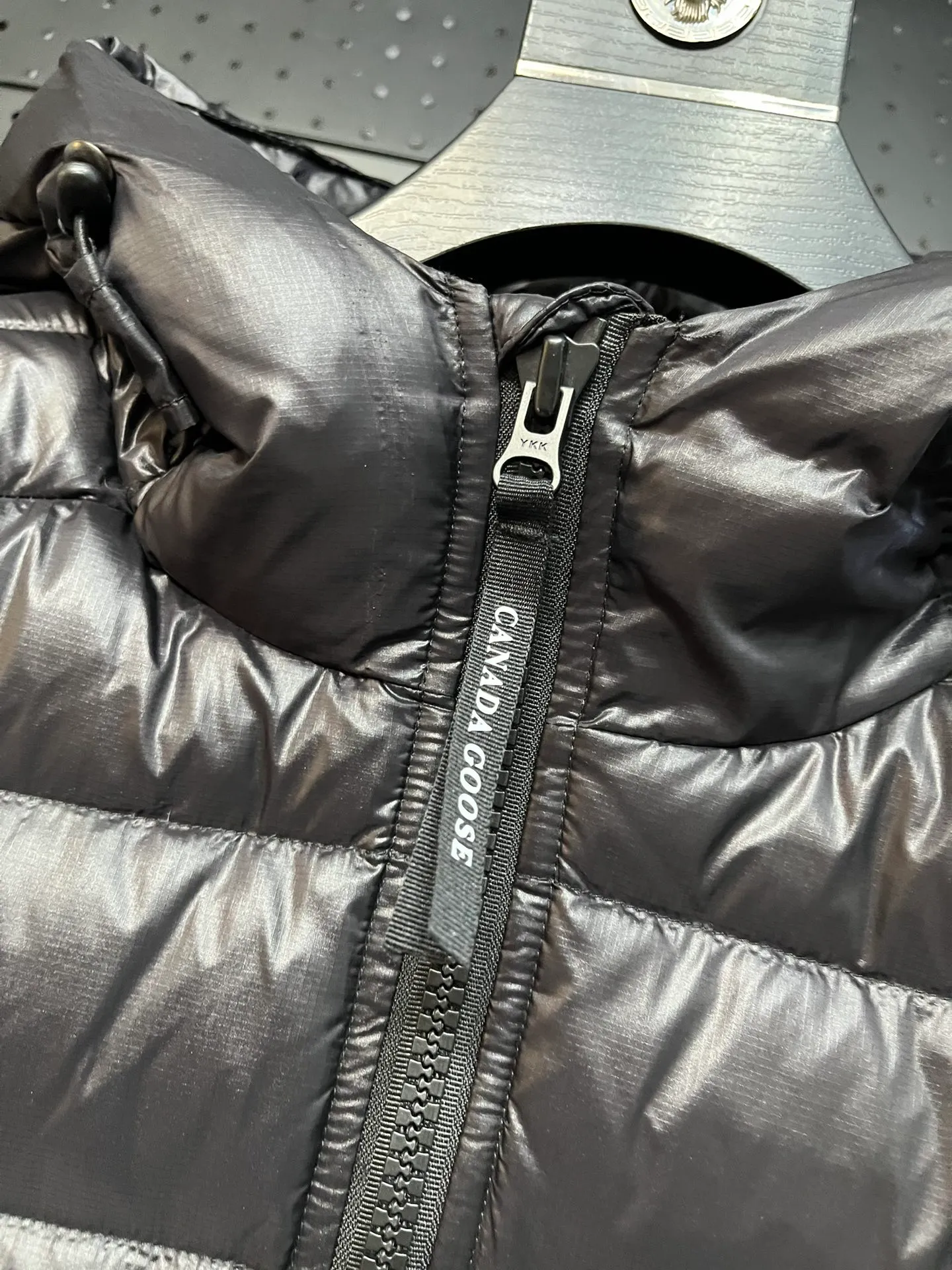 P860 Top 🔥purchase version 𝘾𝘼𝙉𝘼𝘿𝘼 𝙂𝙊𝙊𝙎𝙀/Canada Goose 2227 thin and light model. It’s super lightweight and doesn’t feel any weight on your upper body at all! Show more temperament‼  Canada Goose, a Canadian brand, has always been recognized as the warmest down jacket. Various Instagram celebrities, Internet celebrities, and celebrities often wear it for street photos. I make Canada Goose every year, but I still can’t get rid of my love for the goose. No matter how cold the winter is, there is no need to be afraid. Canada Goose is the legendary warmest down jacket and is known as a must-have for Arctic outdoor sports! The most popular down jacket in the world, celebrities are rushing to buy it, it is a must-have! Size: S-2XL Color: silver gray (red label) silver gray (black label), black (red label), black (black label), dark blue
